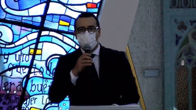 Iván Trujillo, hijo de Carlos Holmes Trujillo, en la eucaristía presidida por el monseñor Fabio Suescún Mutis.