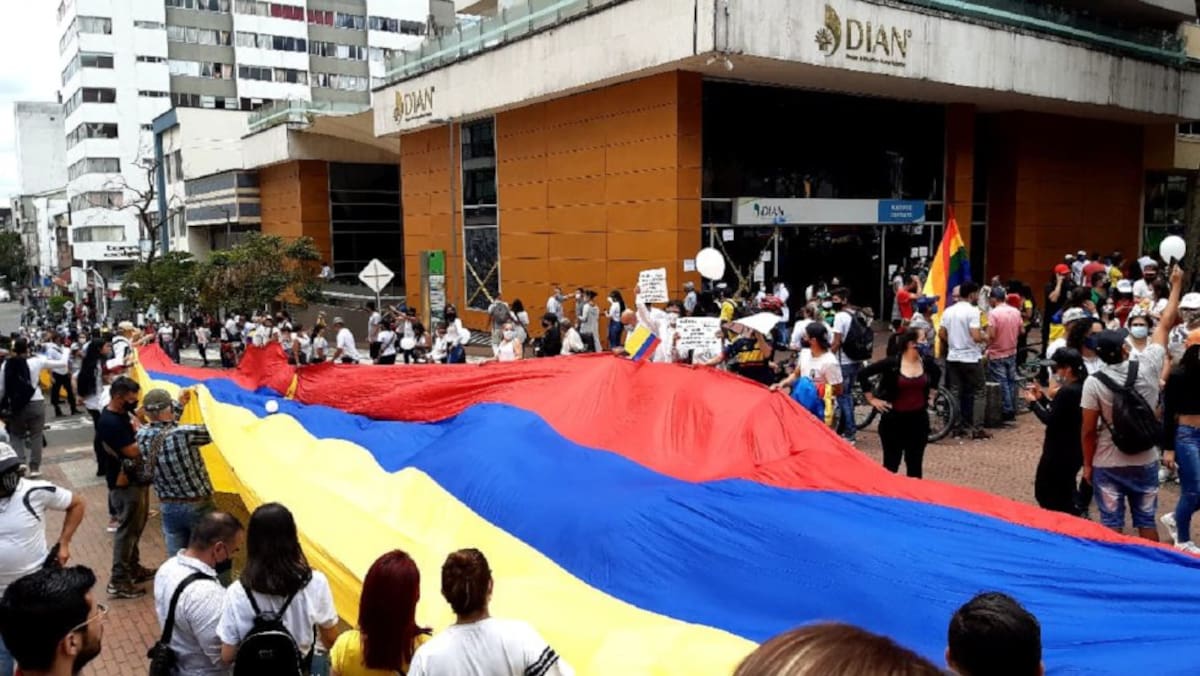 Gigantesca bandera de Colombia recorrió las calles de Armenia