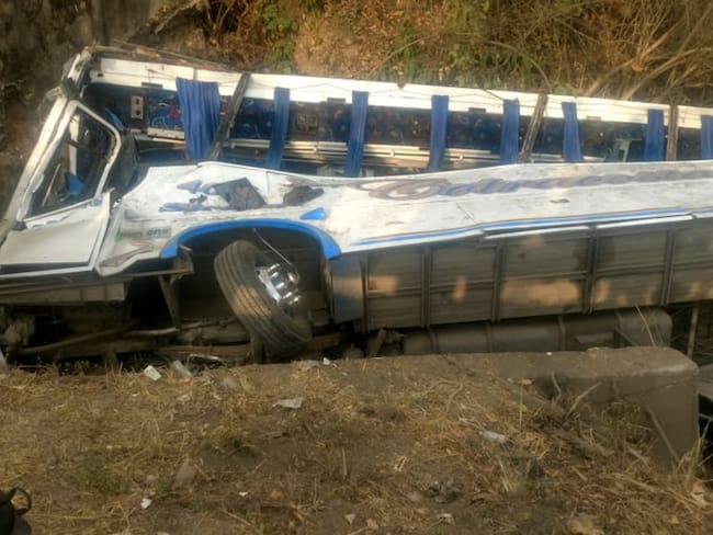 Más de 10 heridos deja volcamiento de bus en Río Frío, Magdalena