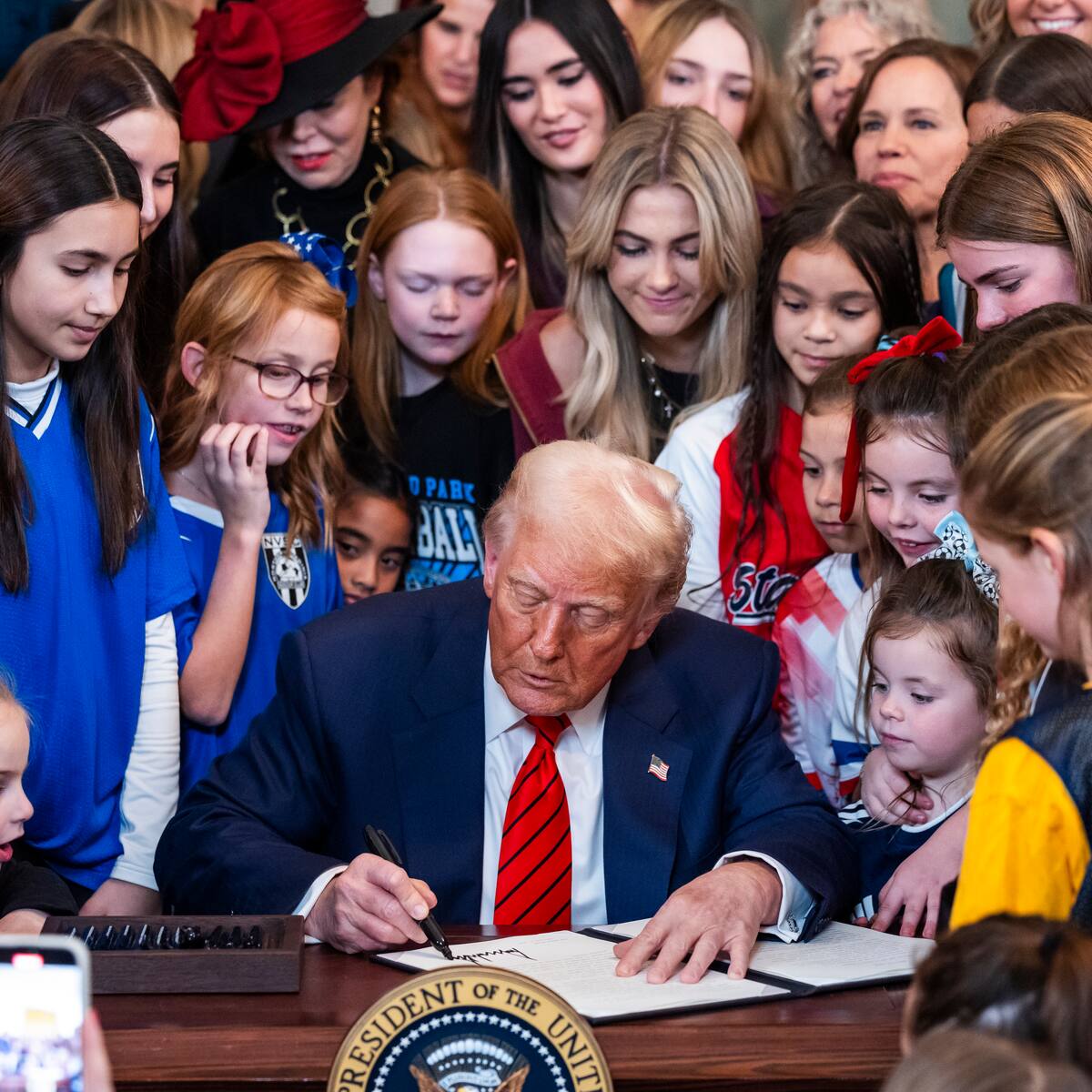 Trump firma orden para prohibir que mujeres transgénero compitan en deportes femeninos