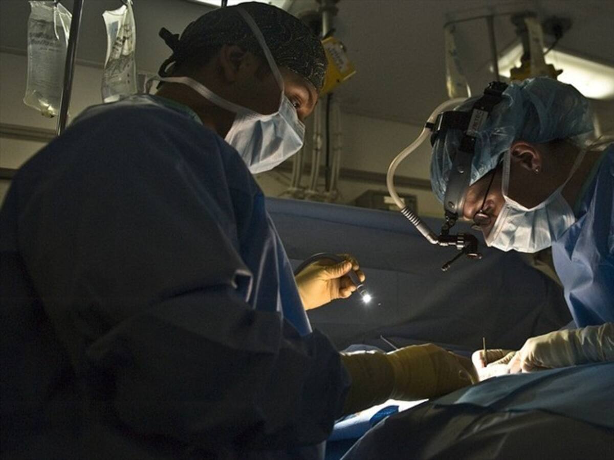 Investigan estado vegetativo de una mujer tras someterse a cirugía estética en Medellín