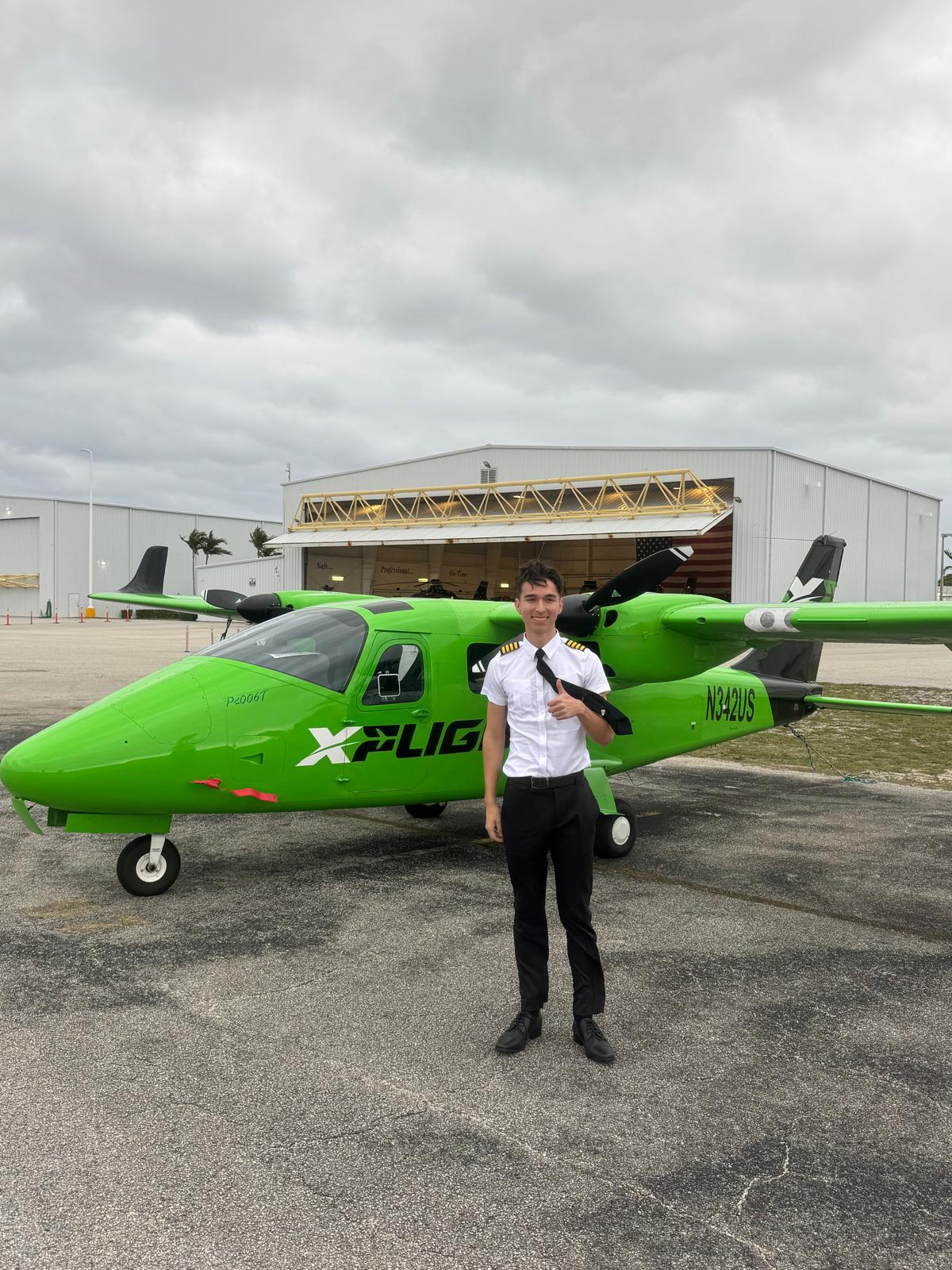 Afirma Edgar Rojas que desde los 17 años, en Colombia, se puede dar inicio a clases de pilotaje. Cuenta que el niño aspirante debe contar con el resultado del ICFES y un examen médico para la escuela que lo formará. La carrera dura entre dos y tres años y la inversión es entre 140 y 200 millones de pesos. | Foto: Liberland