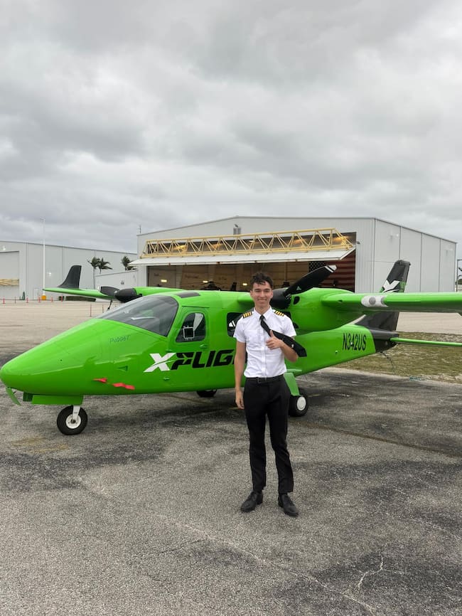 Afirma Edgar Rojas que desde los 17 años, en Colombia, se puede dar inicio a clases de pilotaje. Cuenta que el niño aspirante debe contar con el resultado del ICFES y un examen médico para la escuela que lo formará. La carrera dura entre dos y tres años y la inversión es entre 140 y 200 millones de pesos. | Foto: Liberland