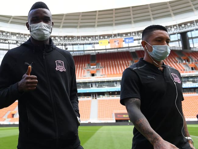 Jhon Córdoba luce la indumentaria de su nuevo equipo.