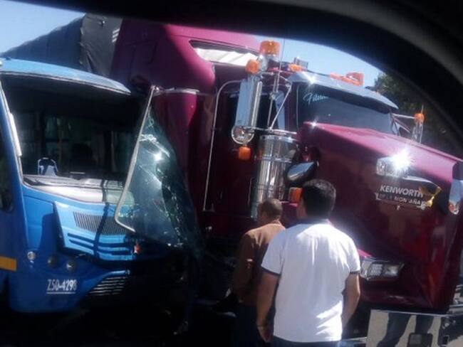Tres personas heridas dejó fuerte accidente de camión y SITP