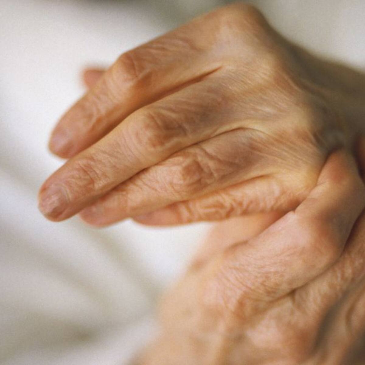 Estos hábitos podrían aumentar riesgo de artritis: consejos para evitarlo