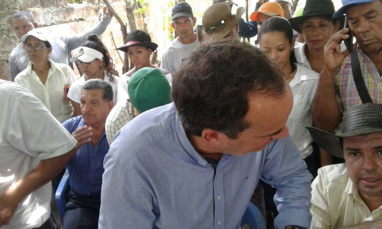 El secretario del Interior, Guillermo Polo, dialogando con la comunidad en el marco de protestas por el paro agrario.