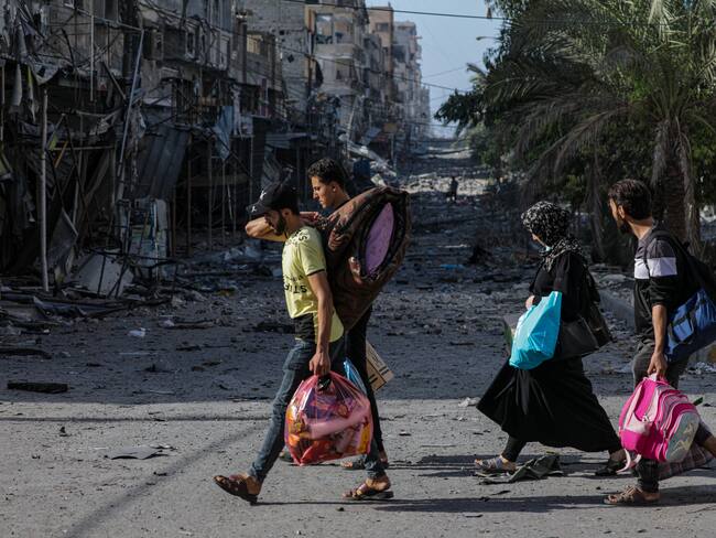 Gaza, 06/11/2023.- Varios residentes evacuan la ciudad de Gaza a pie durante las operaciones militares en el norte de la Franja de Gaza este lunes. Más de 9.700 palestinos y al menos 1.400 israelíes han muerto según las Fuerzas de Defensa de Israel (FDI) y la autoridad sanitaria palestina, desde que militantes de Hamás lanzaron un ataque contra Israel desde la Franja de Gaza el 7 de octubre pasado.- EFE/MOHAMMED SABER