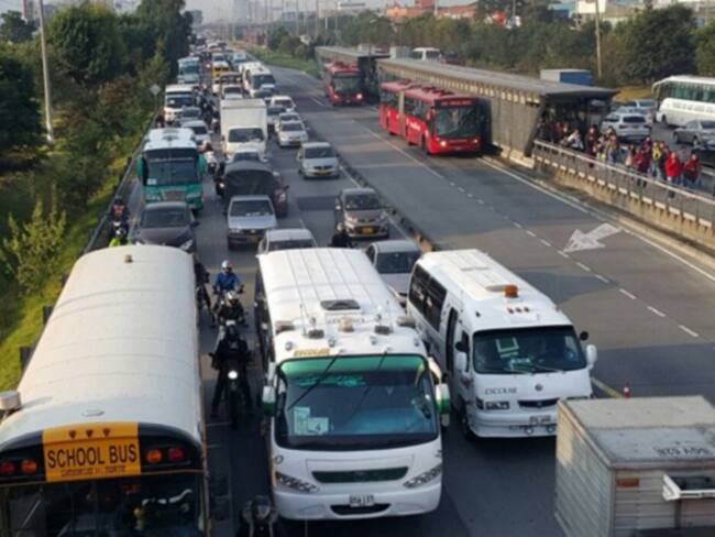Caos vehicular en Autopista Norte por choques simples