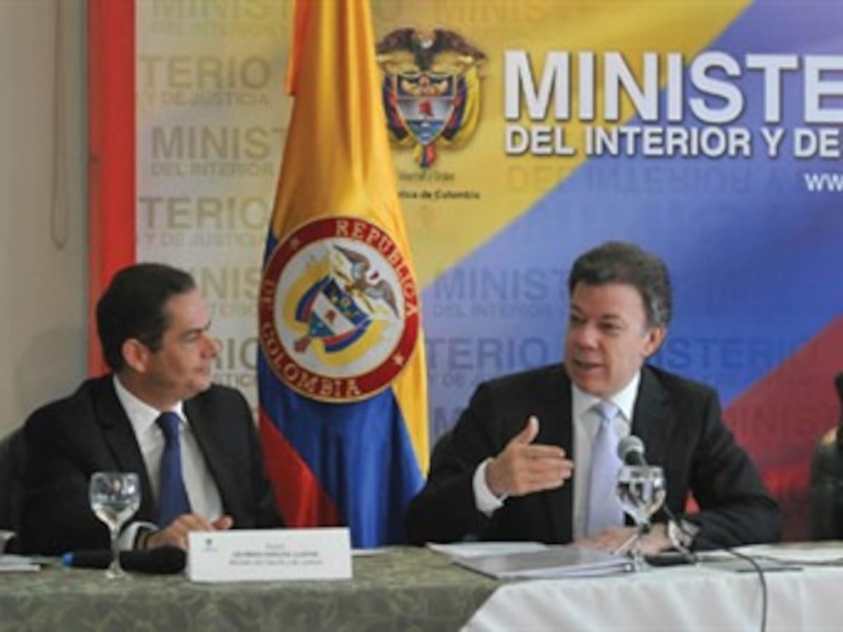 Presidente es el único que tiene facultades para adelantar procesos de paz: Mininterior y Procurador