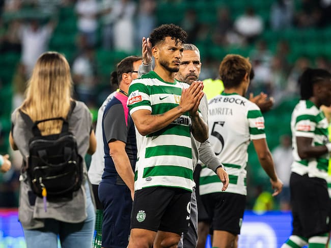 LISBON, PORTUGAL - 2026/04/19: Luis Suarez of Sporting CP apologizes to the fans for the defeat at the end of the Primeira Liga match between Sporting CP and SL Benfica at Estadio Jose Alvalade in Lisbon.(Final score: Sporting CP 1 - 2 SL Benfica). (Photo by Henrique Casinhas/SOPA Images/LightRocket via Getty Images)