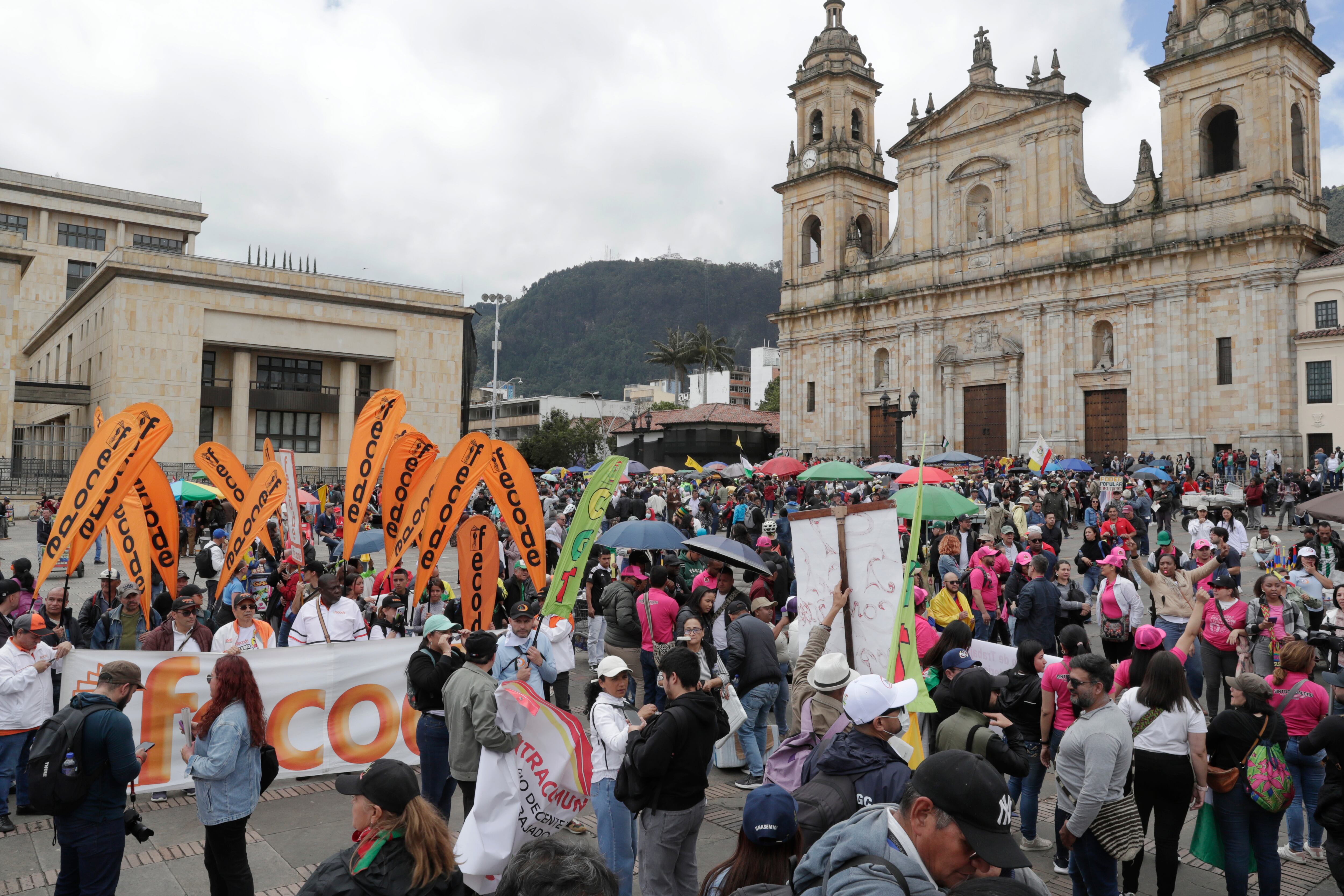 AME1487. BOGOTÁ (COLOMBIA), 28/05/2025.- Integrantes de sindicatos, centrales obreras y simpatizantes del Gobierno del presidente de Colombia, Gustavo Petro, protestan durante el primer día de paro nacional este miércoles, en Bogotá (Colombia). El "gran paro nacional" de Colombia, convocado por centrales obreras para respaldar la consulta popular y las reformas sociales del Gobierno, comenzó con bloqueos de portales de transporte público en Bogotá y poca afluencia a las manifestaciones. EFE/ Carlos Ortega
