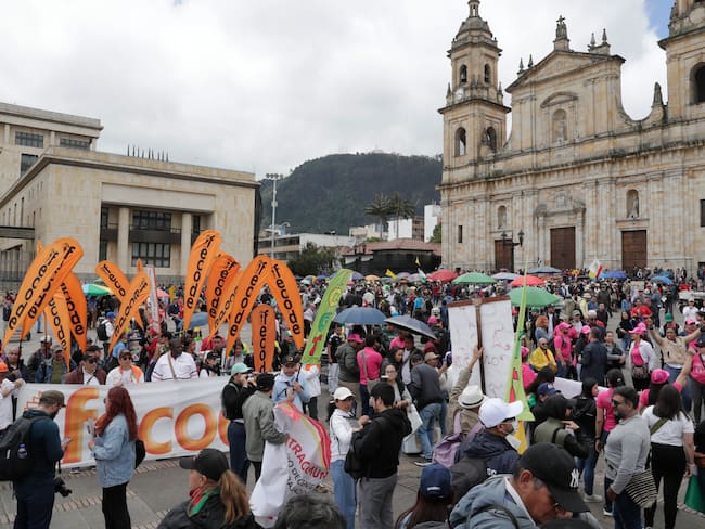AME1487. BOGOTÁ (COLOMBIA), 28/05/2025.- Integrantes de sindicatos, centrales obreras y simpatizantes del Gobierno del presidente de Colombia, Gustavo Petro, protestan durante el primer día de paro nacional este miércoles, en Bogotá (Colombia). El "gran paro nacional" de Colombia, convocado por centrales obreras para respaldar la consulta popular y las reformas sociales del Gobierno, comenzó con bloqueos de portales de transporte público en Bogotá y poca afluencia a las manifestaciones. EFE/ Carlos Ortega