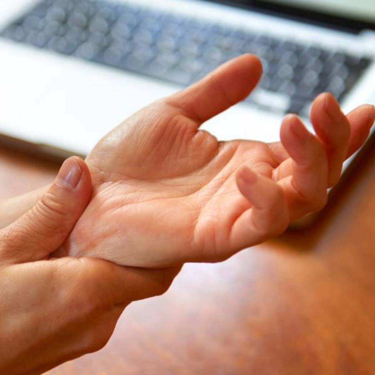 Ordenan reintegrar a una trabajadora despedida por sufrir del túnel carpiano