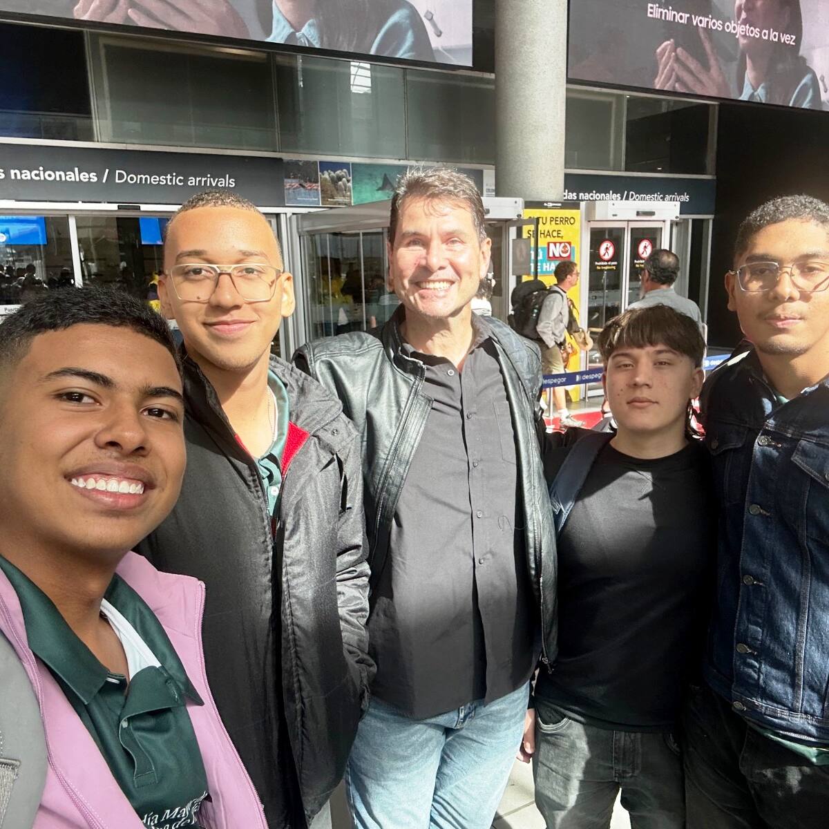 Equipo ganador de la Hackatón Movilidad Cartagena 2025 visitó el Metro de Bogotá y TransMilenio