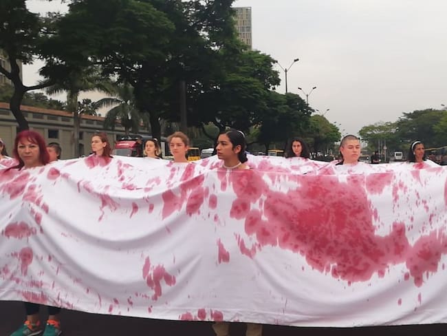 Con acto simbólico mujeres de Medellín rechazaron el feminicidio
