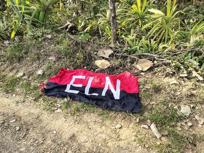 Alertan por bandera del ELN en una vía de Puerto Libertador, sur de Córdoba. Foto: cortesía Cordoberxia.