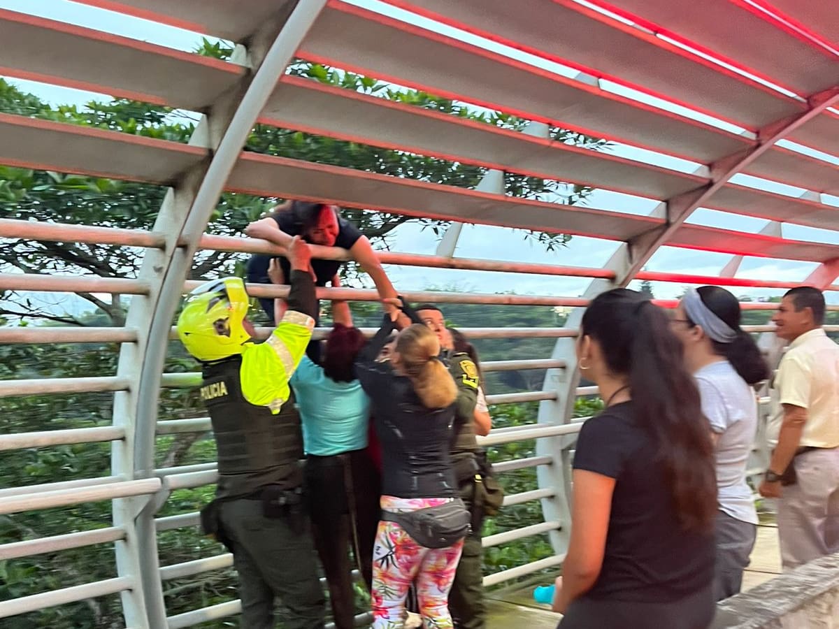 Rescatan a mujer que iba a lanzarse del Puente de la Novena