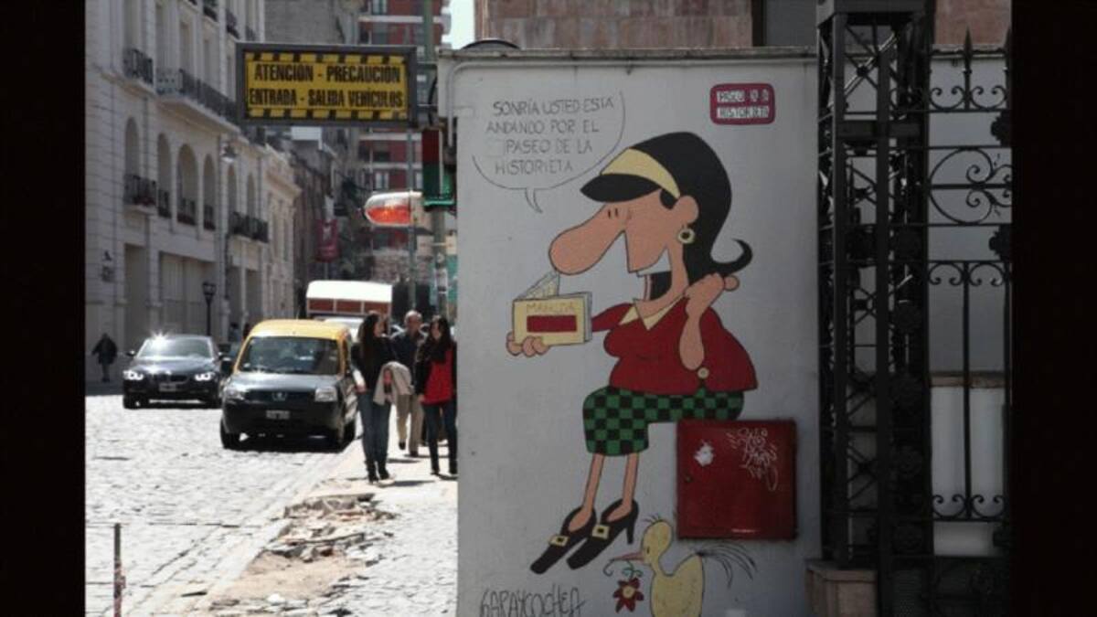 El humorista gráfico Carlos Garaycochea es uno de los artistas que colaboró con un dibujo para el recorrido. Según dijo a BBC Mundo Paula Uhalde, funcionaria del gobierno porteño e impulsora del proyecto, el Paseo fue ideado para generar en los argentinos cierto “sentimiento de pertenencia a la ciudad”.
