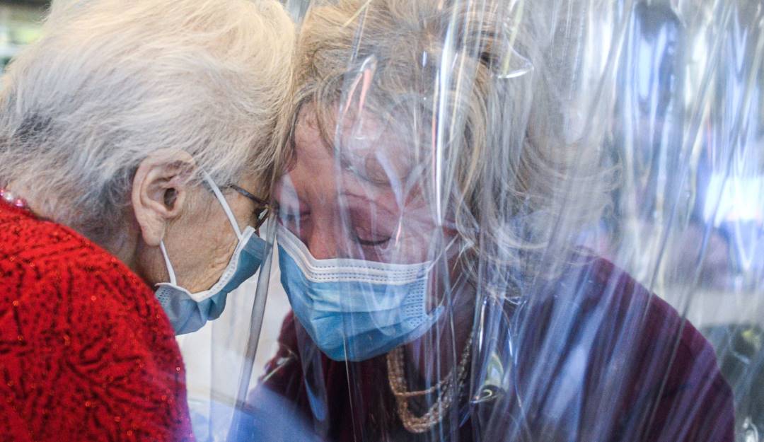 Contacto restringido para evitar contagios de COVID-19 en poblaciones en riesgo.        Foto: Getty 