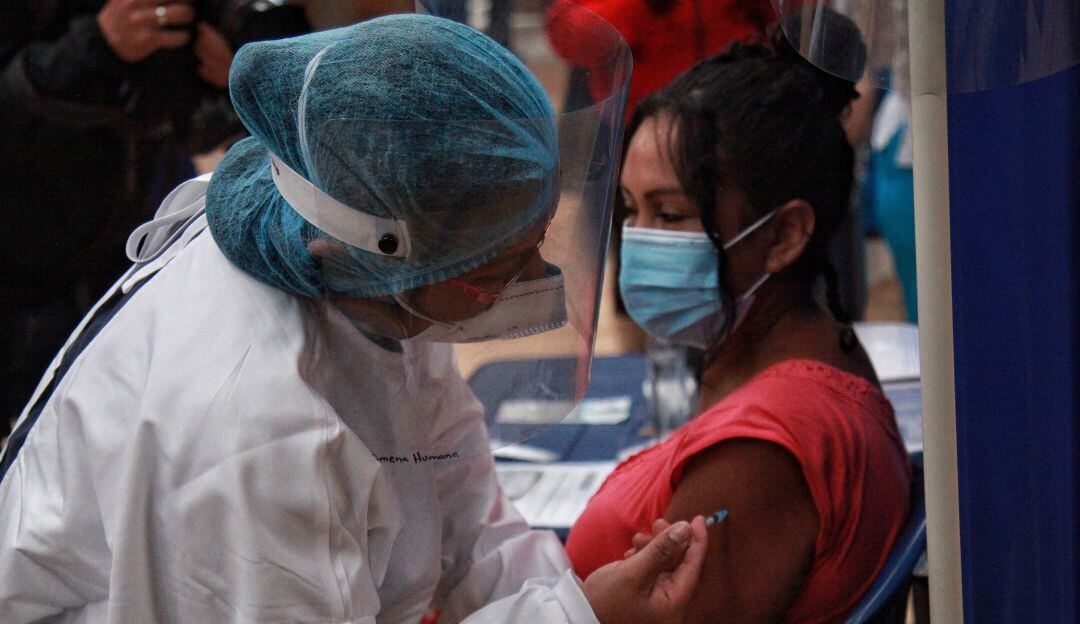 EN LINEA: Wilmer Salazar Arias, Superintendente de Transporte. TEMA: 
 EL TRANSPORTE AÉREO DE PASAJEROS ES UNO DE LOS SECTORES QUE MÁS PRESENTA QUEJAS DEL SERVICIO. Más de 12.000 pasajeros aéreos interpusieron quejas ante La Supertransporte.