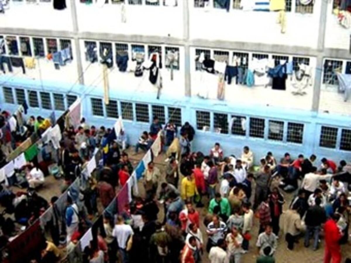 Médicos de la Policía Nacional atenderían a presos enfermos dentro de las cárceles