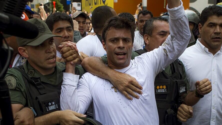 Fotografía de archvivo (Caracas, 18/02/2014), del opositor venezolano Leopoldo López cuando se entregó a miembros de la Guardia Nacional (GNB) en una plaza en Caracas. Foto: Agencia EFE