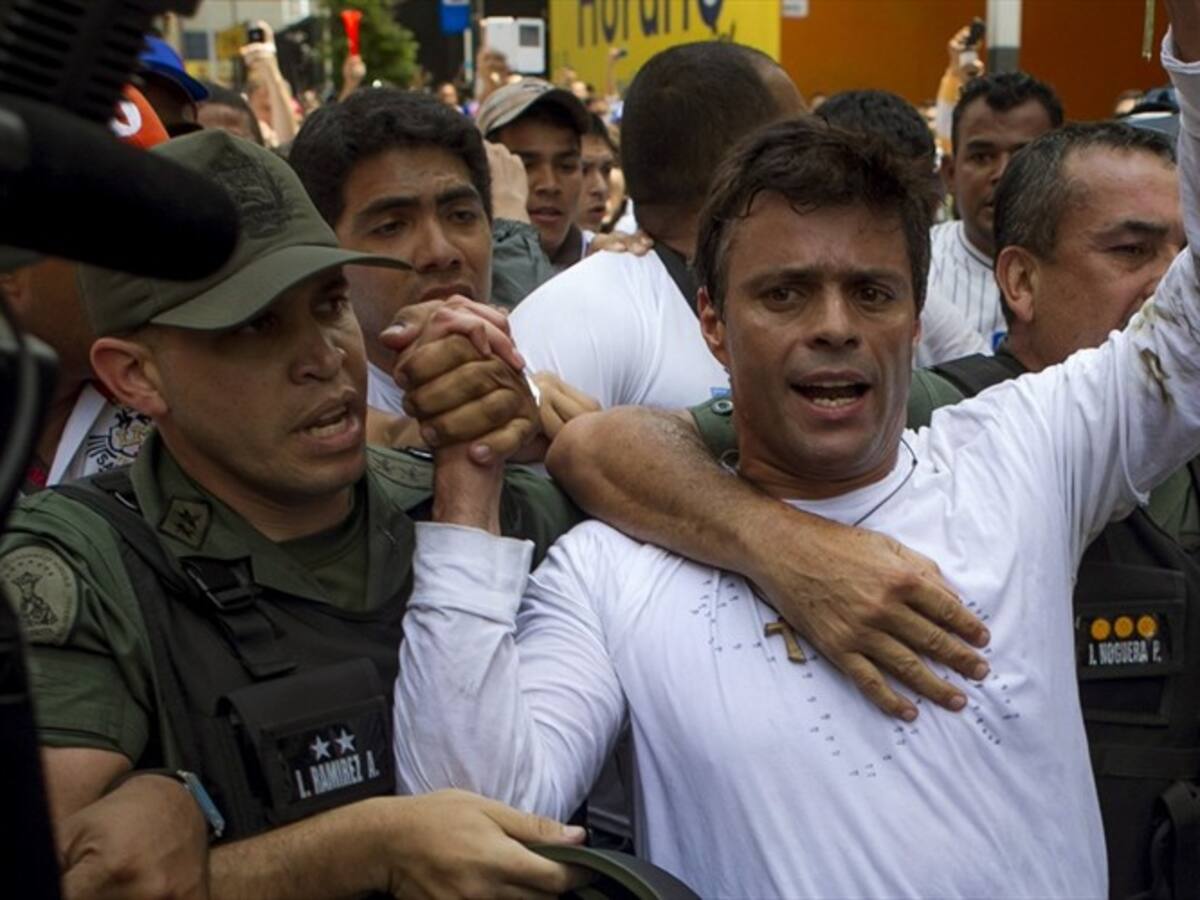 Leopoldo López es liberado de prisión y puesto en arresto domiciliario