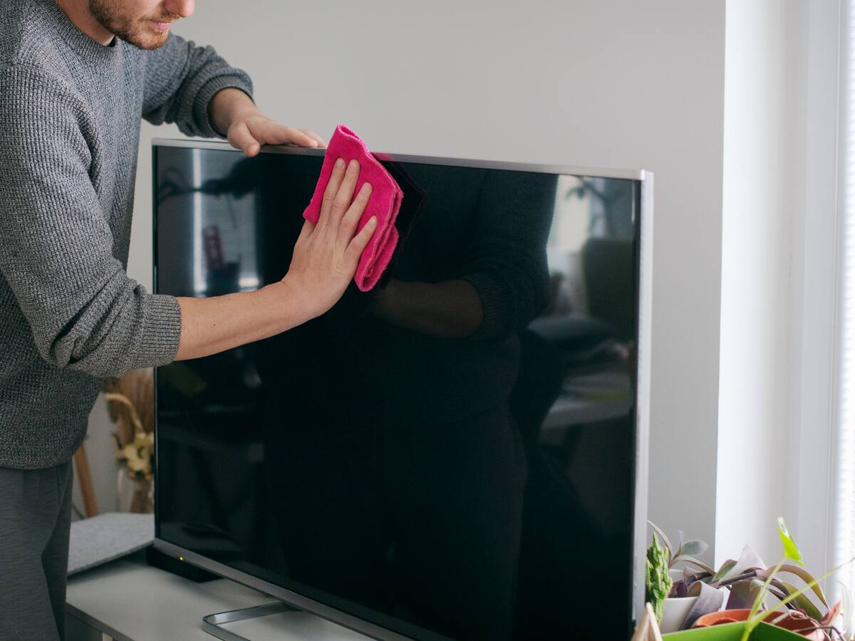 Este es el secreto para limpiar la pantalla de televisor sin dejar manchas ni rayarla