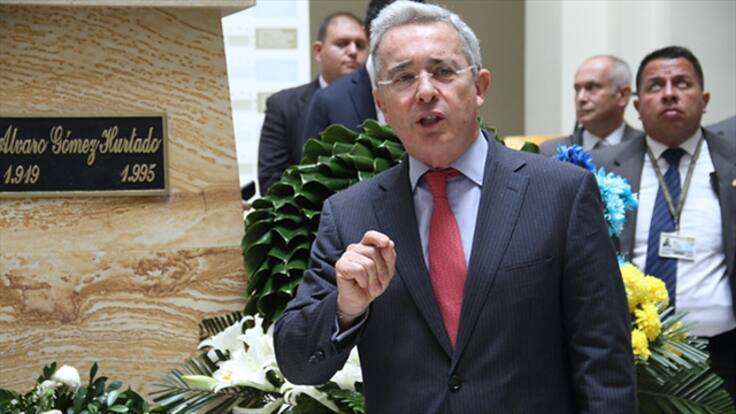 Uribe responde a Santos con más denuncias sobre contratos