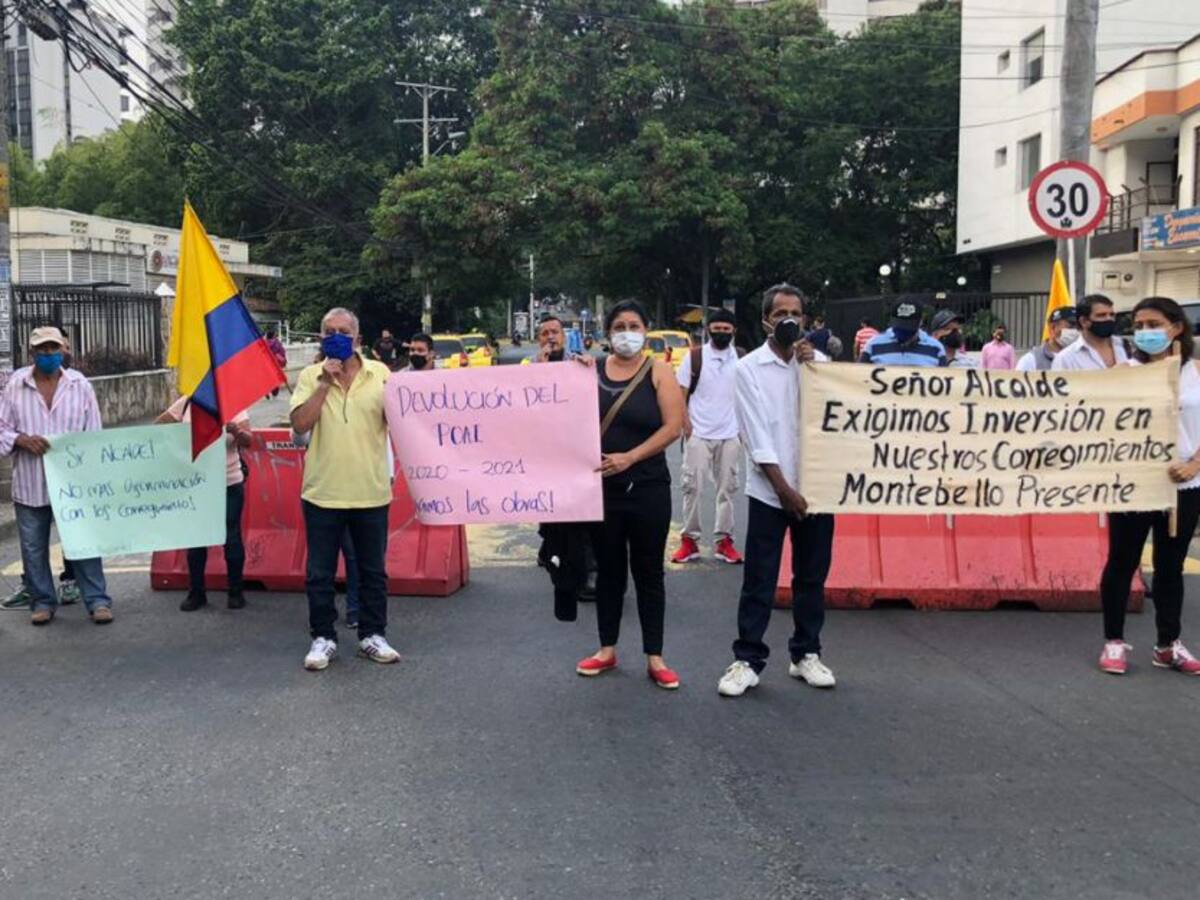 Ediles de Cali bloquean vía al mar, piden cumplimiento de proyectos