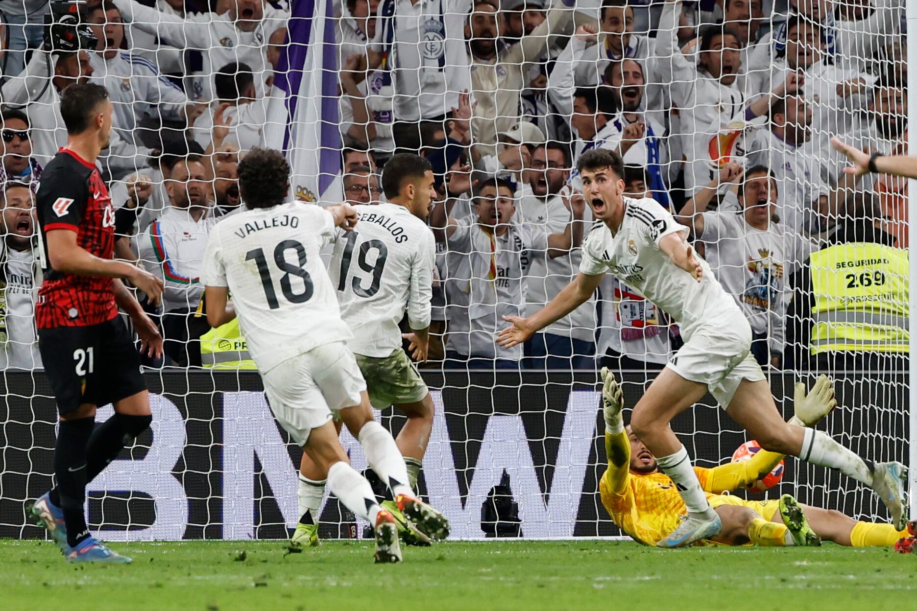 MADRID, 14/05/2025.- El defensa del Real Madrid Jacobo Ramón Naveros (d) celebra su gol durante el partido de la jornada 36 de LaLiga de fútbol que Real Madrid y RCD Mallorca disputan este miércoles en el estadio Santiago Bernabéu. EFE/Blanca Millez