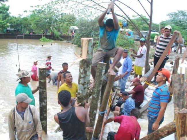 Con estacas y sacos de arena comunidad de Guaranda logra controlar emergencia provocada por río Cauca