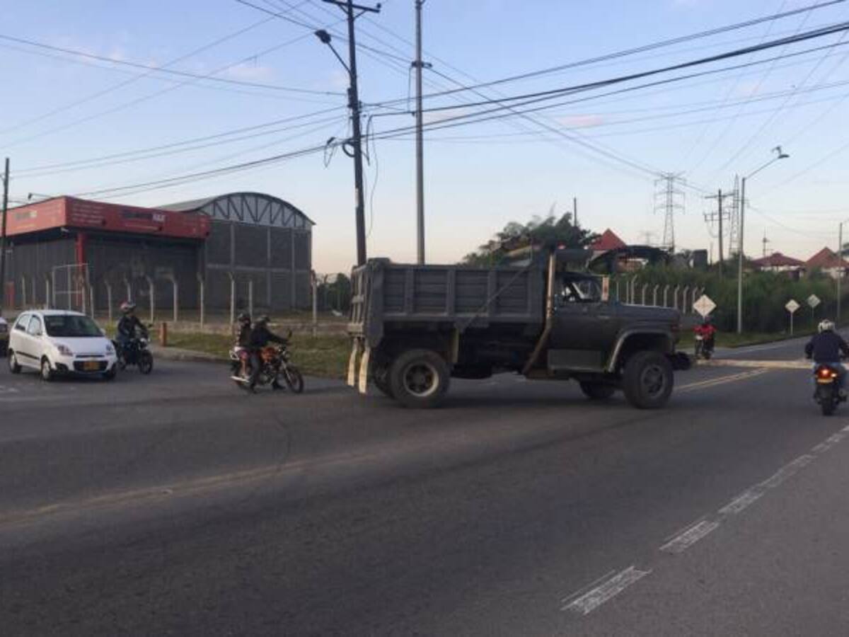Conductores y peatones piden obras viales en la autopista del café