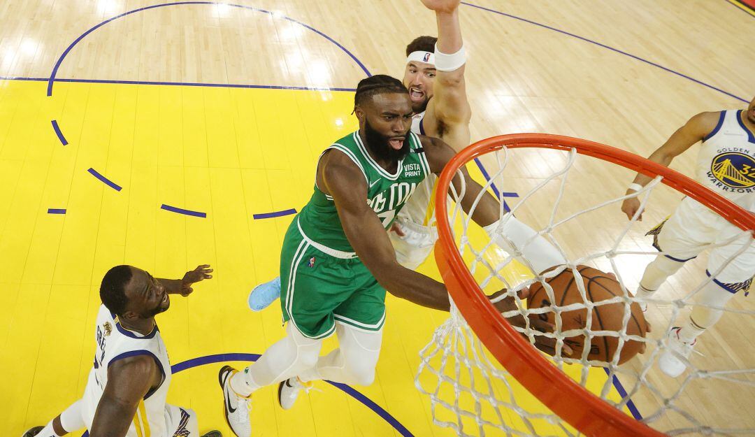 Los Boston Celtics se impusieron 108-120 como visitantes en la primera final de la NBA.