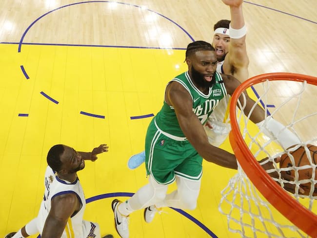 Los Boston Celtics se impusieron 108-120 como visitantes en la primera final de la NBA.