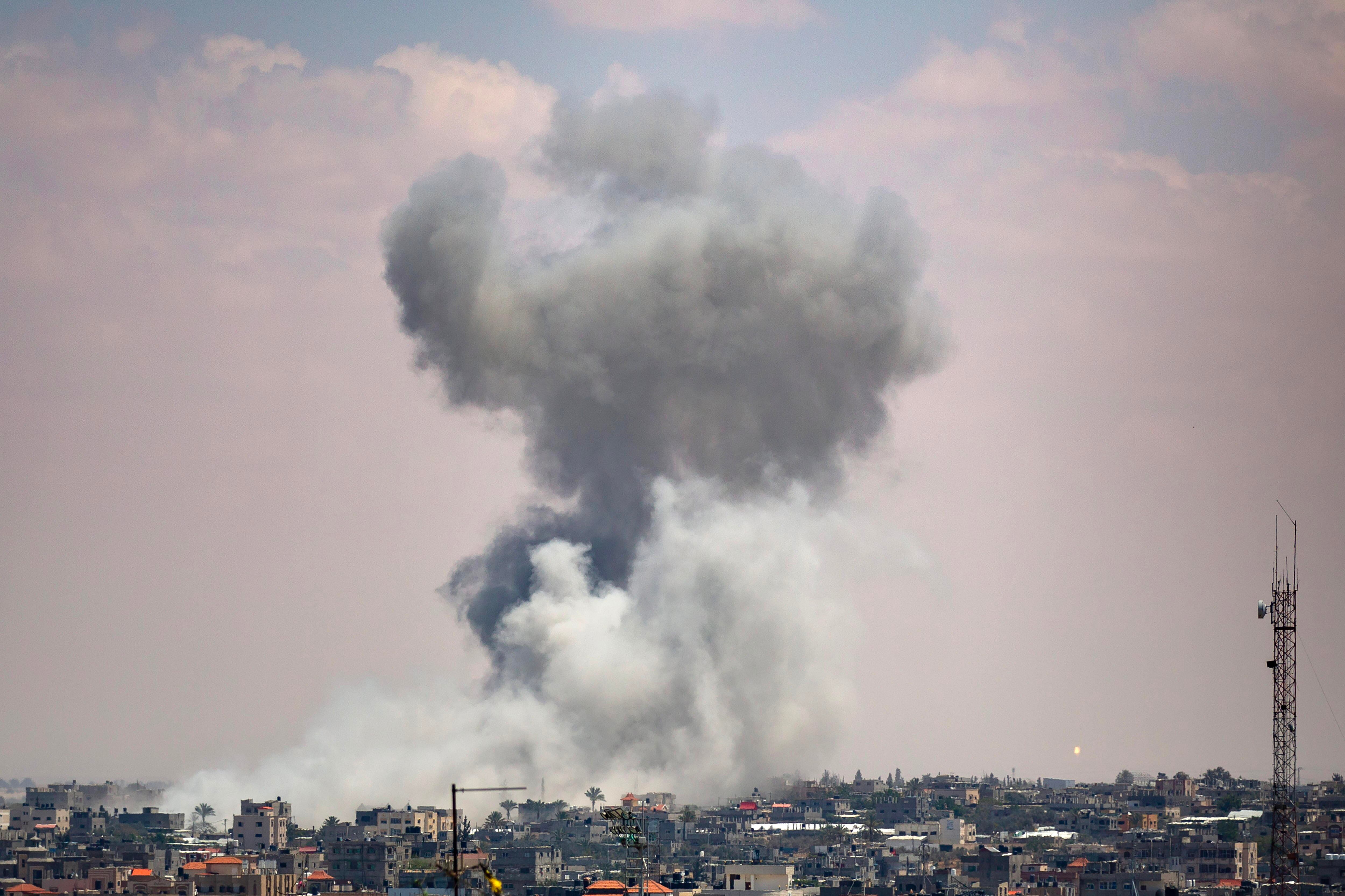 Rafah (Gaza), 07/05/2024.- El humo se eleva después de un ataque aéreo israelí, en Rafah, sur de la Franja de Gaza, este martes. El ejército israelí declaró elque llevó a cabo "ataques selectivos" contra objetivos de Hamas en el este de Rafah, en el sur de la Franja de Gaza. EFE/ Haitham Imad