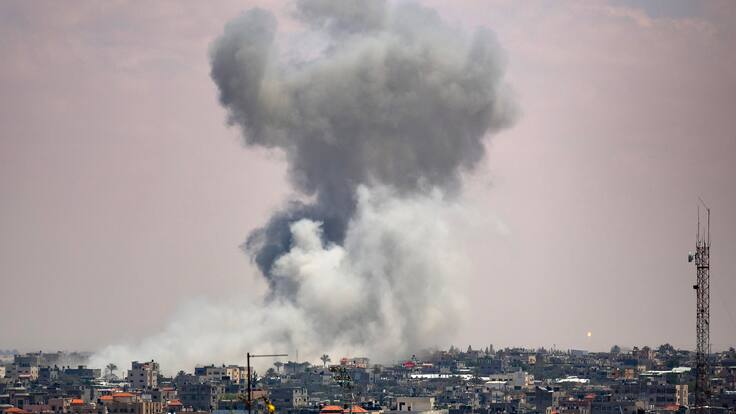 Rafah (Gaza), 07/05/2024.- El humo se eleva después de un ataque aéreo israelí, en Rafah, sur de la Franja de Gaza, este martes. El ejército israelí declaró elque llevó a cabo &quot;ataques selectivos&quot; contra objetivos de Hamas en el este de Rafah, en el sur de la Franja de Gaza. EFE/ Haitham Imad