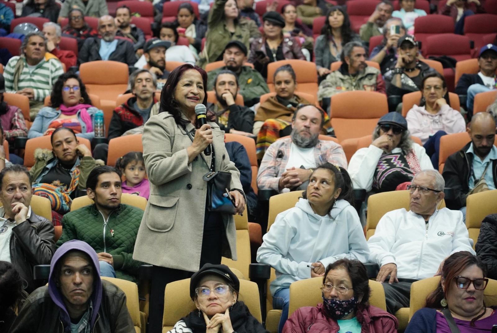 Hacedoras y hacedores de Bogotá tuvieron la oportunidad de exponer sus ideas para fortalecer al sector artesanal en la capital. ( Foto: Cortesía de la Secretaría de Cultura )