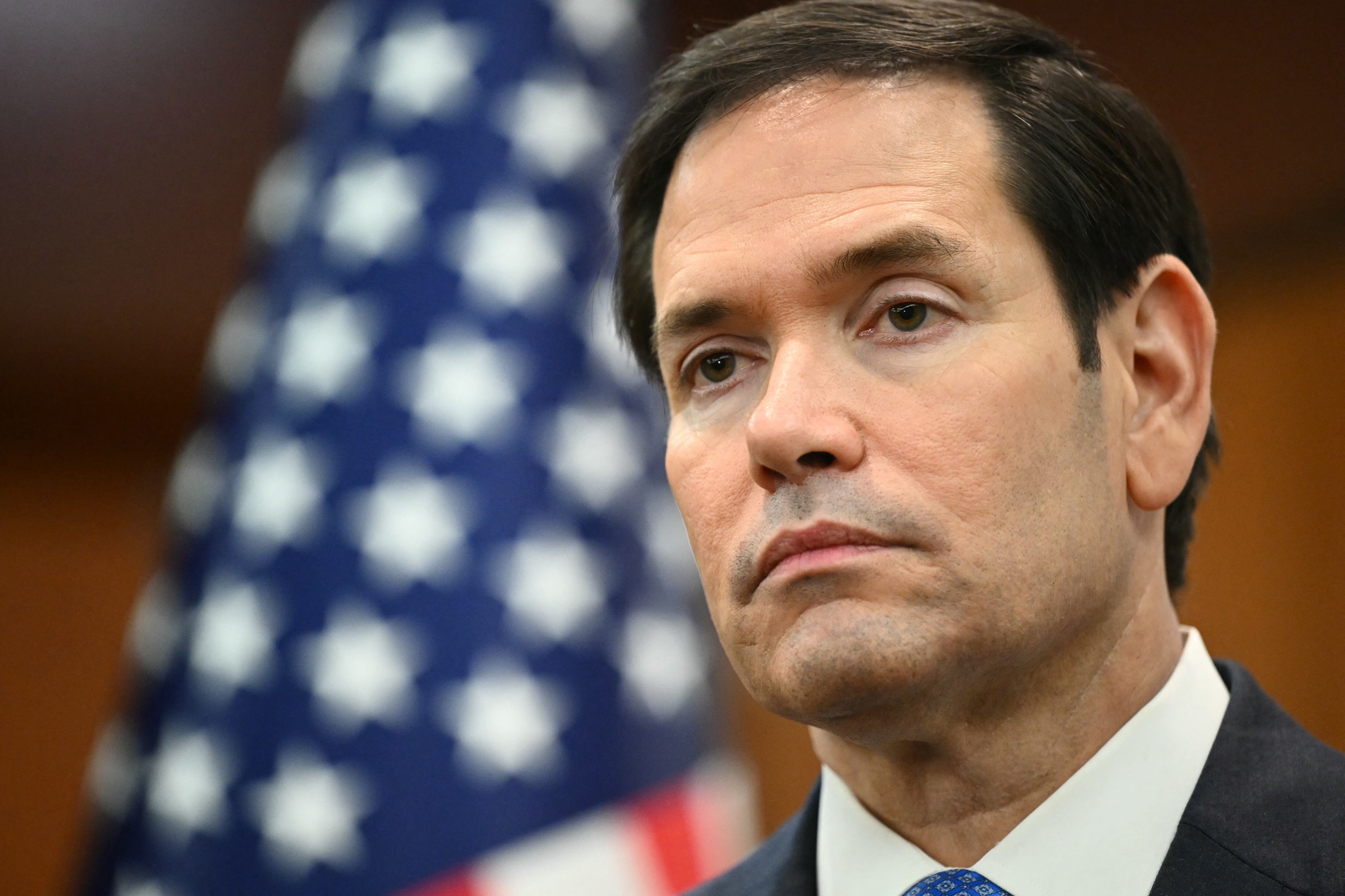 El Secretario de Estado de EEUU, Marco Rubio, mira mientras ofrece una rueda de prensa durante la Reunión de Ministros de Asuntos Exteriores de la ASEAN en el Centro de Convenciones de Kuala Lumpur el 11 de julio de 2025. (Foto de MANDEL NGAN/POOL/AFP vía Getty Images)