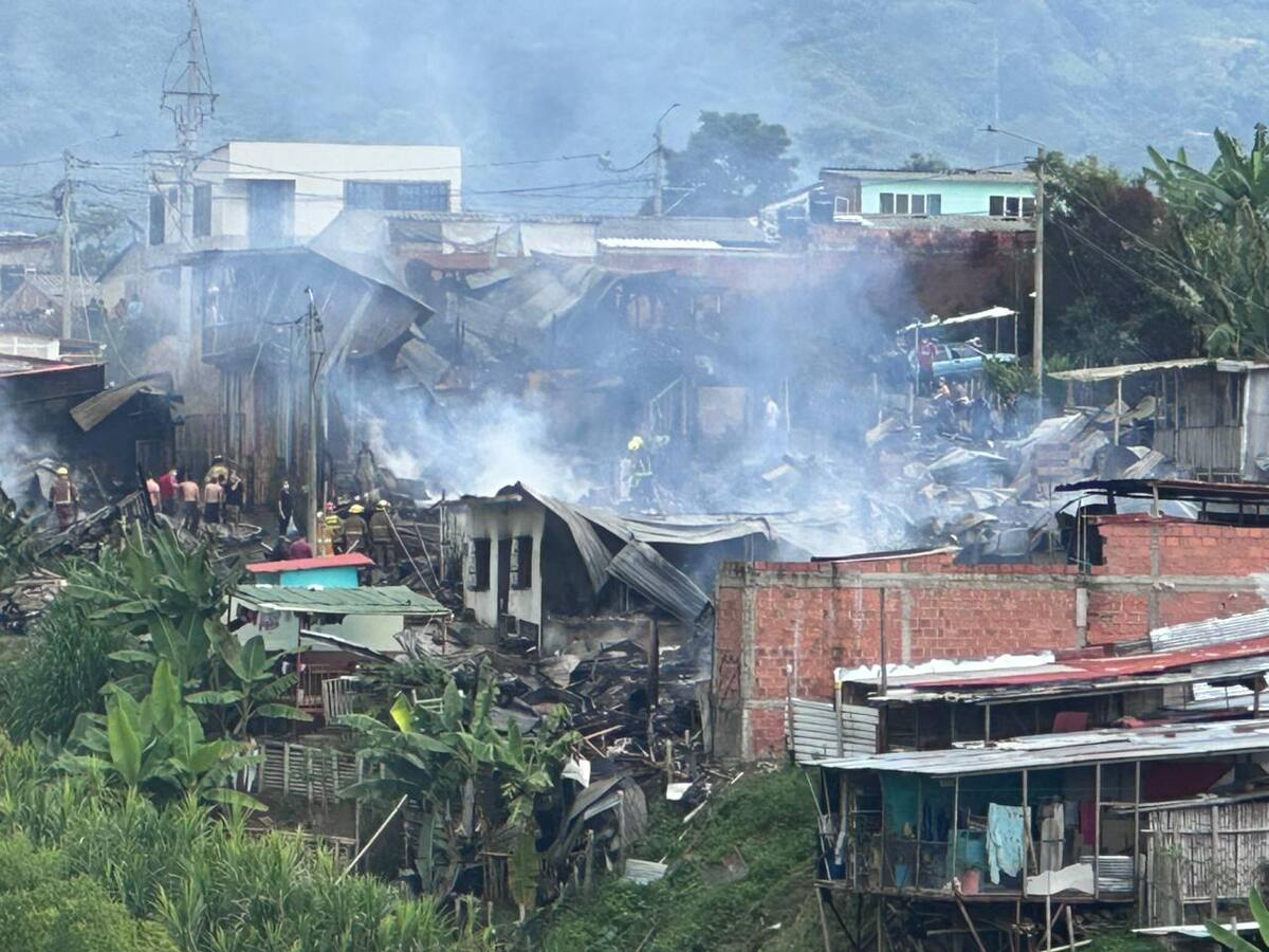 11 viviendas afectadas por incendio estructural en asentamiento subnormal en Calarcá, Quindío