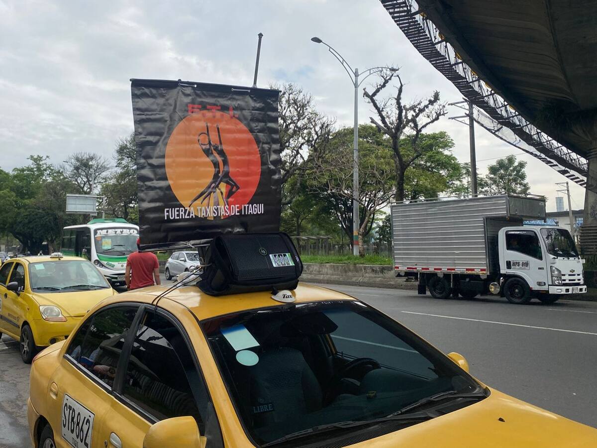 Con plan tortuga, taxistas de Itagüí manifestaron en contra de las plataformas digitales