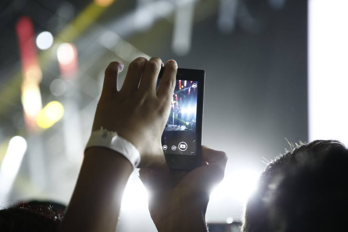 Celulares inteligentes, tabletas y otros dispositivos fueron un elemento infaltable entre el público que registró todos los movimientos de sus artistas.