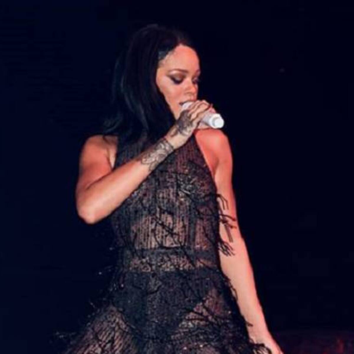 Rihanna rompe a llorar sobre el escenario en Irlanda