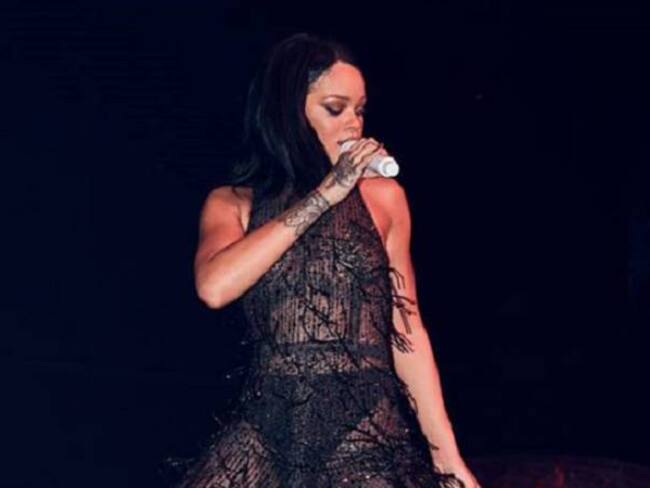Rihanna rompe a llorar sobre el escenario en Irlanda