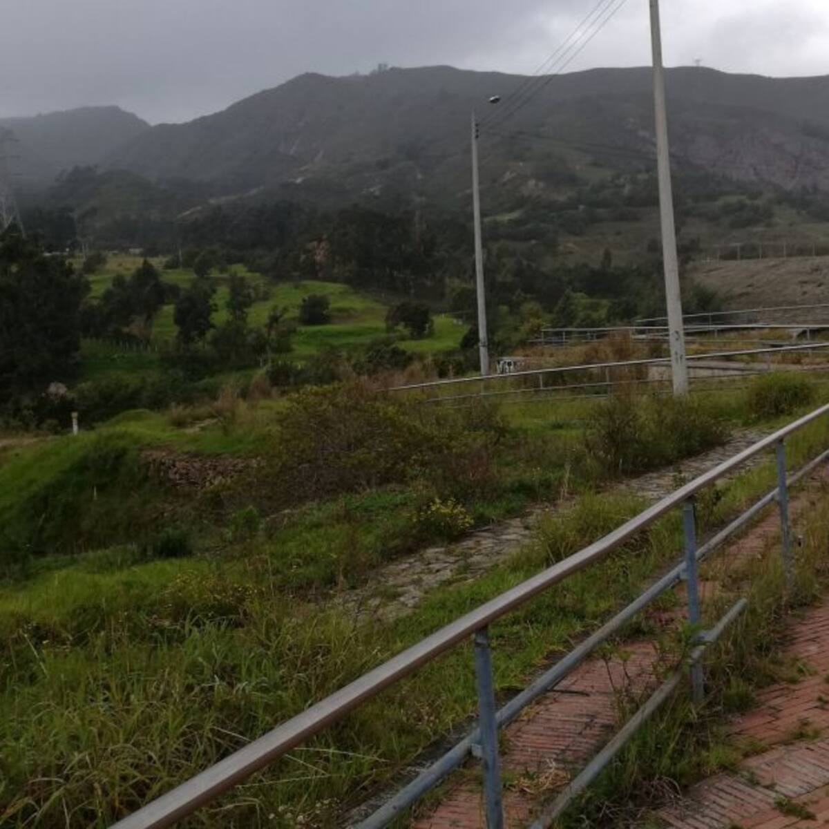 Carro resultó en la laguna del parque ambiental Cantarrana en Usme