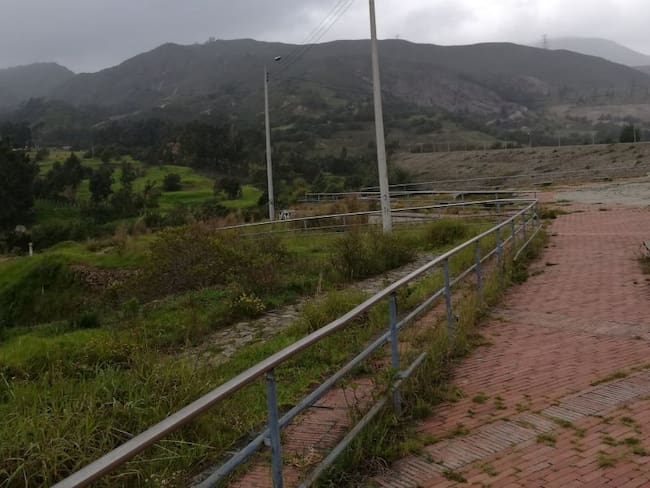 Carro resultó en la laguna del parque ambiental Cantarrana en Usme