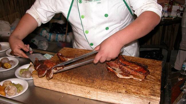 Como “absurdo” califican el un millonario contrato suscrito entre la Alcaldía y la fundación Hijos de la Sierra Flor para capacitar en temas de gastronomía afrodescendiente. Foto: Colprensa