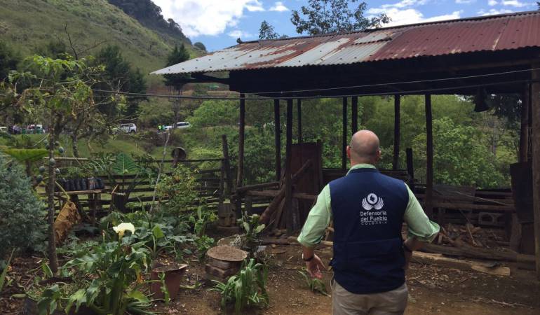 Imágenes de la Defensoría del Pueblo en la vereda La Cominera, en Corinto, Cauca, donde se produjo el crimen de Cecilia Coicué.