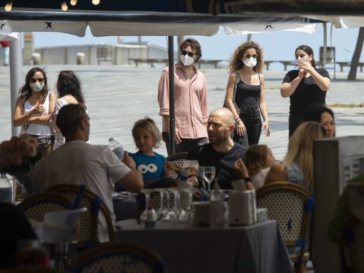 España ordena cierre de bares y prohíbe fumar en las calles